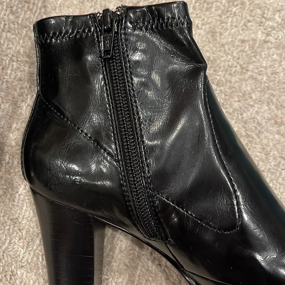 Women’s size 5 black patent leather ankle boots.  Side zipper.  Never worn. - Picture 4 of 9